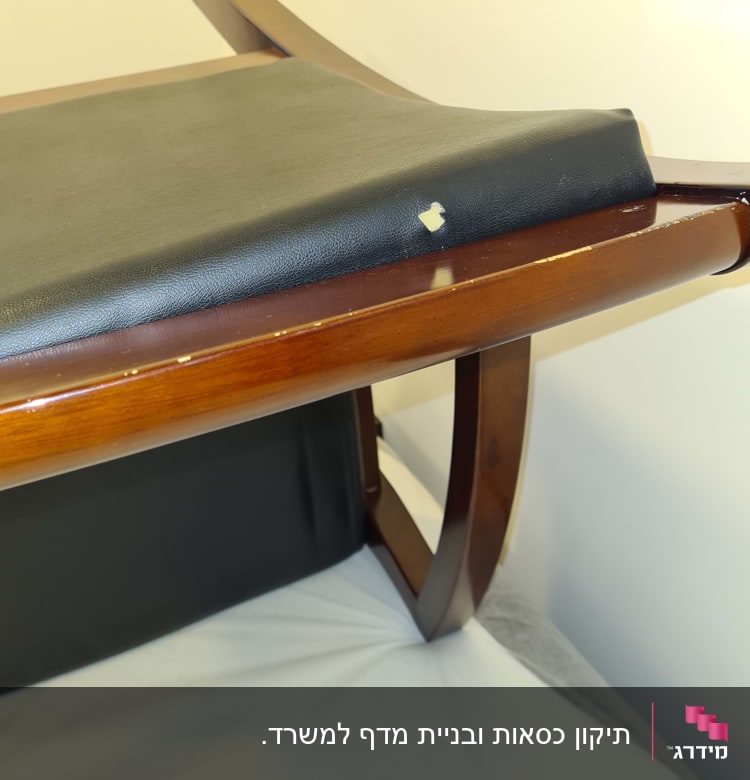 חלק עליון של כיסא עץ עם ריפוד שחור